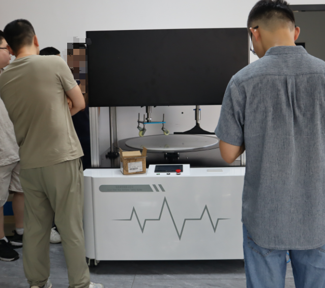 探秘品質(zhì)基石：上海某公司蒞臨上海理濤，參觀交流地毯腳輪耐磨試驗(yàn)機(jī)